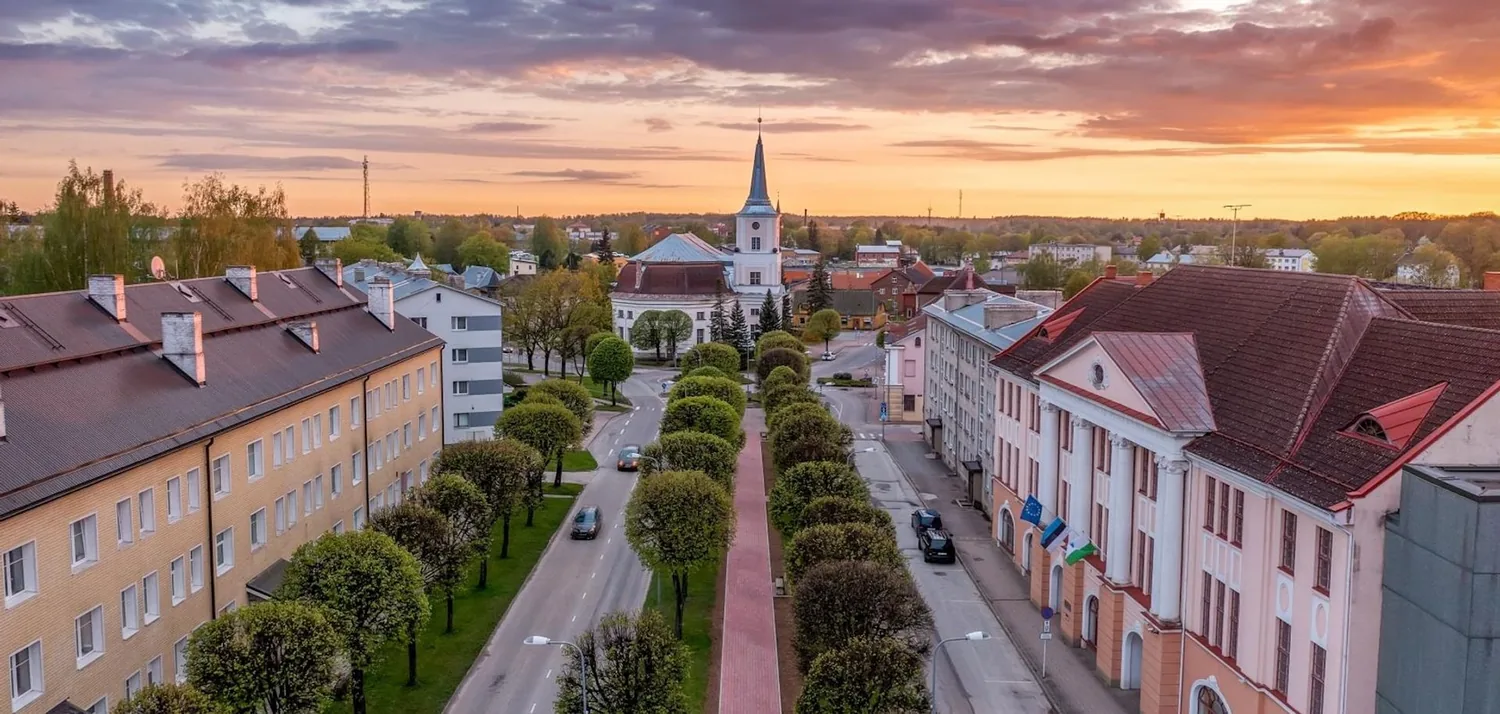 Valga kesklinna tänavad ja Jaani kirik päikeseloojangus